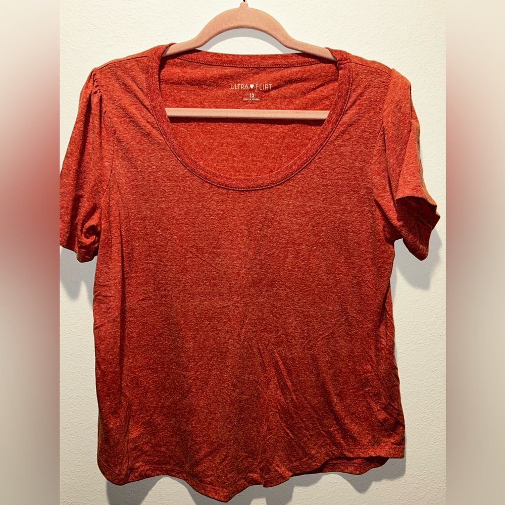 Ultra Flirt Scoop Neck Short Sleeve Tee in Heathered Salmon